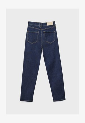 Dunkelblaue Denim-Jeans mit geradem Bein, ausgestattet mit zwei Gesäßtaschen und einem schlichten Taillenschild. Nähte in kontrastierendem Orange.