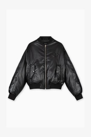 Veste aviateur en cuir noir avec des poignets et un ourlet côtelés, fermeture zippée sur le devant, deux poches latérales et des détails en relief sur les manches.