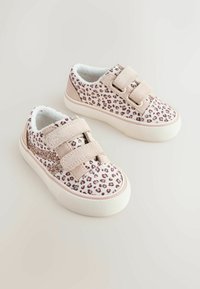 Leopardimustriga tossud beeži seemisnahast detailide, takjakinnitusete ja valgete kummipõhjaga. Sisevooder on pehme mugavuse tagamiseks.