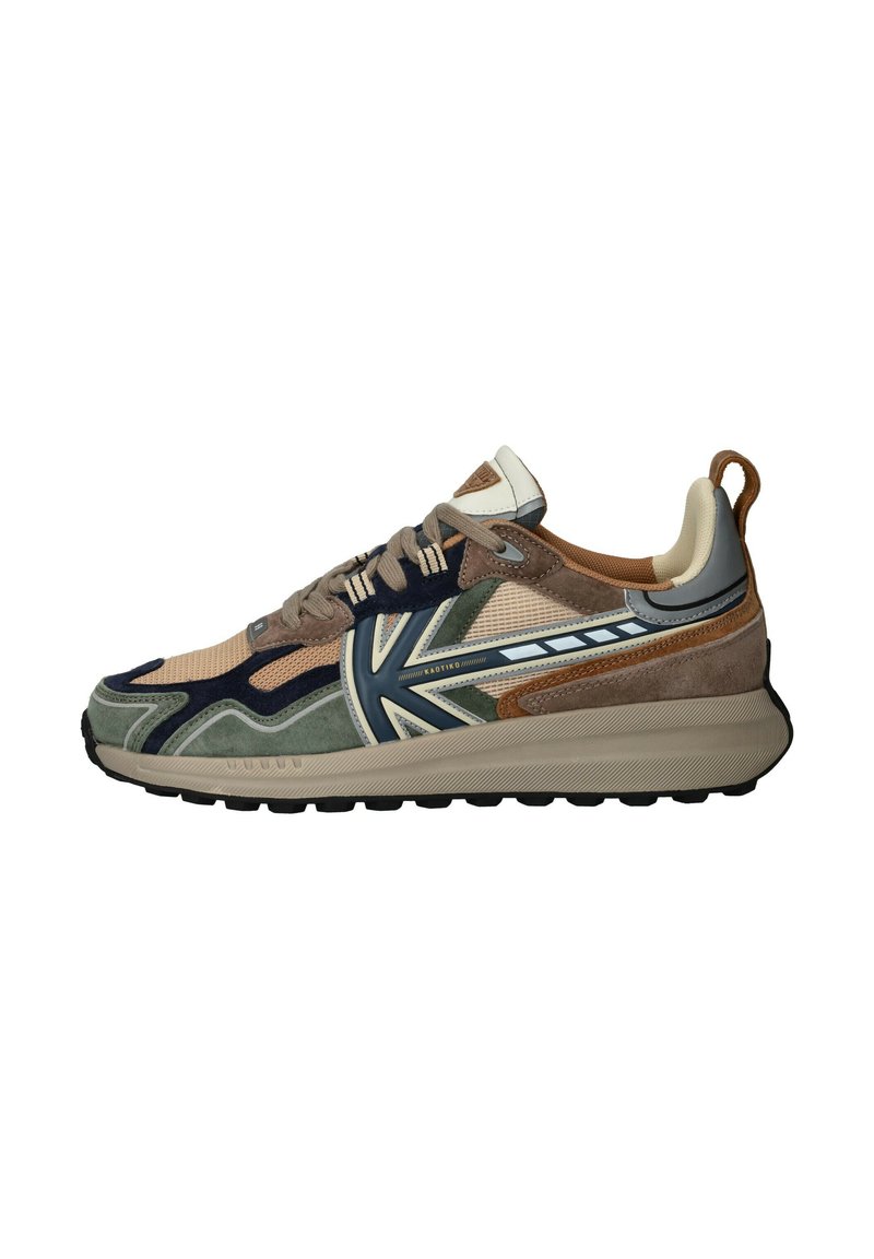 Multicolor sneaker met beige mesh, groene en marineblauwe suède details, bruine accenten, dikke beige zool en vetersluiting.
