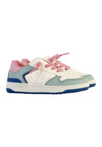 Weiße und hellblaue Turnschuhe mit pinken Akzenten, die ein perforiertes Design, flache Schnürsenkel und eine strukturierte Gummisohle aufweisen.