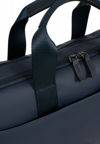 Borsa per laptop di colore blu scuro realizzata in materiale sintetico liscio, con chiusura a doppia cerniera e due manici imbottiti per un facile trasporto.