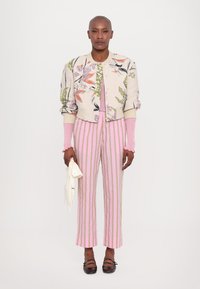 Stine Goya DROPPED SHOULDER - Bomber stiliaus striukė - spring mimosa