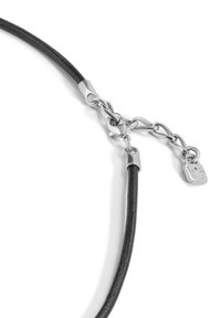 Collar de cuero negro con una cadena metálica plateada, que presenta una pequeña etiqueta con el nombre de la marca unida cerca del cierre.