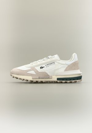 Witte sneakers met grijze suede accenten, bovenwerk van mesh enleer, gestructureerde zool en opvallende branding. Veters met een gevoerde hak.