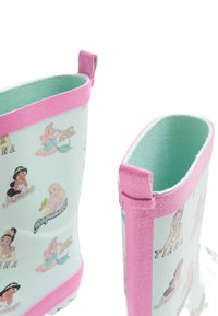 Botas de lluvia con un diseño azul claro y gráficos de personajes. Detalles con purpurina rosa y un interior texturizado. Incluyen asas para facilitar su uso.
