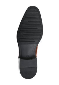 Scarpa in pelle marrone con suola in gomma nera texturizzata, dotata di un piccolo tacco e un motivo di battistrada ben evidente per la trazione. Taglia indicata come 42.