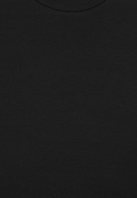 T-shirt noir à col rond fabriqué en tissu en coton doux. Il présente une texture lisse avec un design uni, sans motifs ni accents visibles.