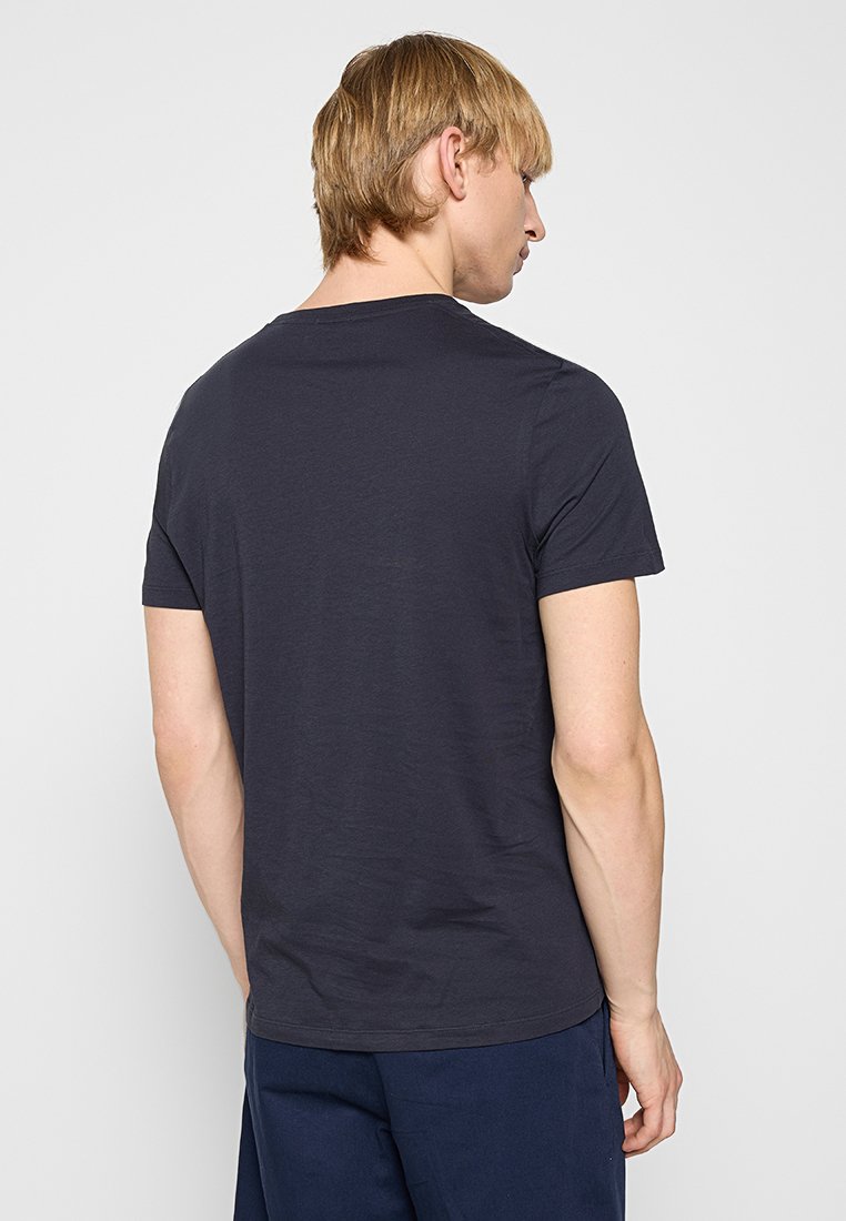 Navyblaue Baumwoll-T-Shirt mit kurzen Ärmeln, Rundhalsausschnitt und einem schlichten Design, das einen geraden Saum und minimale Details aufweist.
