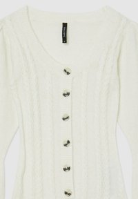 Cardigan bianco a maglia con scollo profondo, caratterizzato da sei bottoni rotondi simili a perle sul davanti e polsini a costine.
