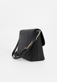 Borsa a tracolla in pelle nera texturizzata con forma strutturata, tracolla regolabile con dettaglio in catena dorata e chiusura a pattina su sfondo bianco.