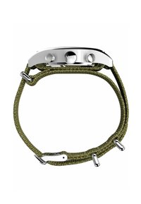 Reloj de tono plateado con una caja rectangular, correa de nailon tejido verde oliva, dos botones laterales y un cierre de acero inoxidable.