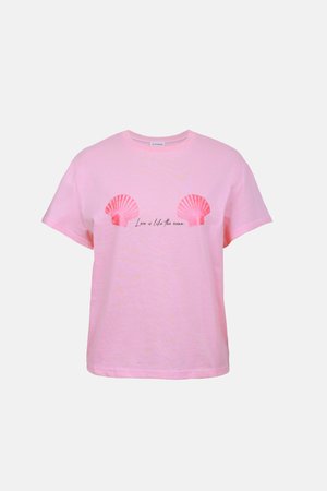 Růžové tričko s krátkým rukávem, na kterém jsou dva červené potisky mušlí a černý nápis "Láska je jako oceán" přes hrudník.