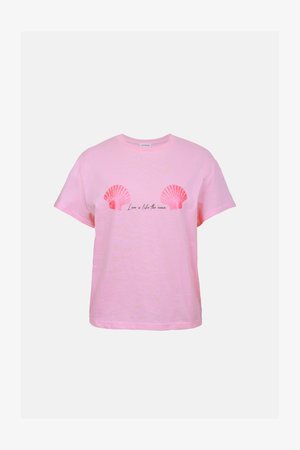 Ροζ κοντομάνικο μπλουζάκι με δύο κόκκινα σχέδια κοχυλιών και τη φράση «Η αγάπη είναι σαν τη θάλασσα» σε μαύρη γραφή στο στήθος.