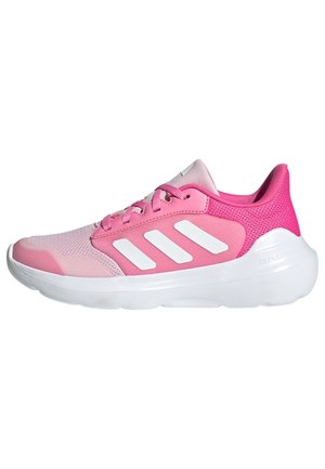 Zapatillas deportivas ligeras en rosa y blanco, con una parte superior de malla transpirable, puntera redondeada, cierre con cordones en la parte delantera y una suela blanca gruesa.