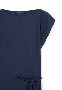 Robe bleu marine en tissu léger ; elle présente un décolleté bateau, des manches courtes et un détail de taille nouée pour un ajustement réglable.