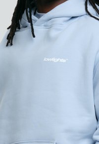LOW LIGHTS STUDIOS® Jersey con capucha - blue