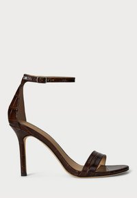 Sandal con tacco alto in pelle marrone effetto coccodrillo, con una sottile fascia attorno alla caviglia e una banda frontale ampia. Presenta un tacco a stiletto.