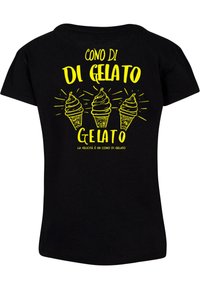 Must have musta T-särk, millel on kolm kollast jäätisekoonust, millel on keerised, ja tekst "CONO DI GELATO" ning "LA FELICITÀ È UN CONO DI GELATO."