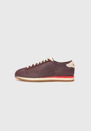 CORTEZ - Sneakers laag - burgundy crush/crimson/coconut milk/gum med brown