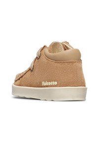 Sneaker in scamosciato tan per bambini con colletto imbottito beige, cinturini in velcro e suola bianca con righe, vista da dietro.