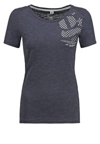 Camiseta de manga corta de color azul oscuro hecha de tela suave. Presenta un gráfico y texto en blanco con puntos en la parte delantera. Tiene un cuello redondo y un diseño ajustado.