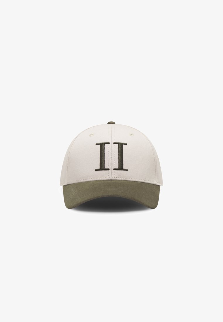 Baseball cap in off-white fabric with green suede visor, featuring two vertical embroidered lines in dark green. Structured design, adjustable strap.