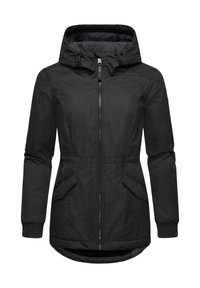 Czarna kurtka zewnętrzna z kapturem, zapinana na zamek, z bocznymi kieszeniami i ściągaczami u mankietów. Posiada gładką teksturę i wydłużony tylny brzeg.