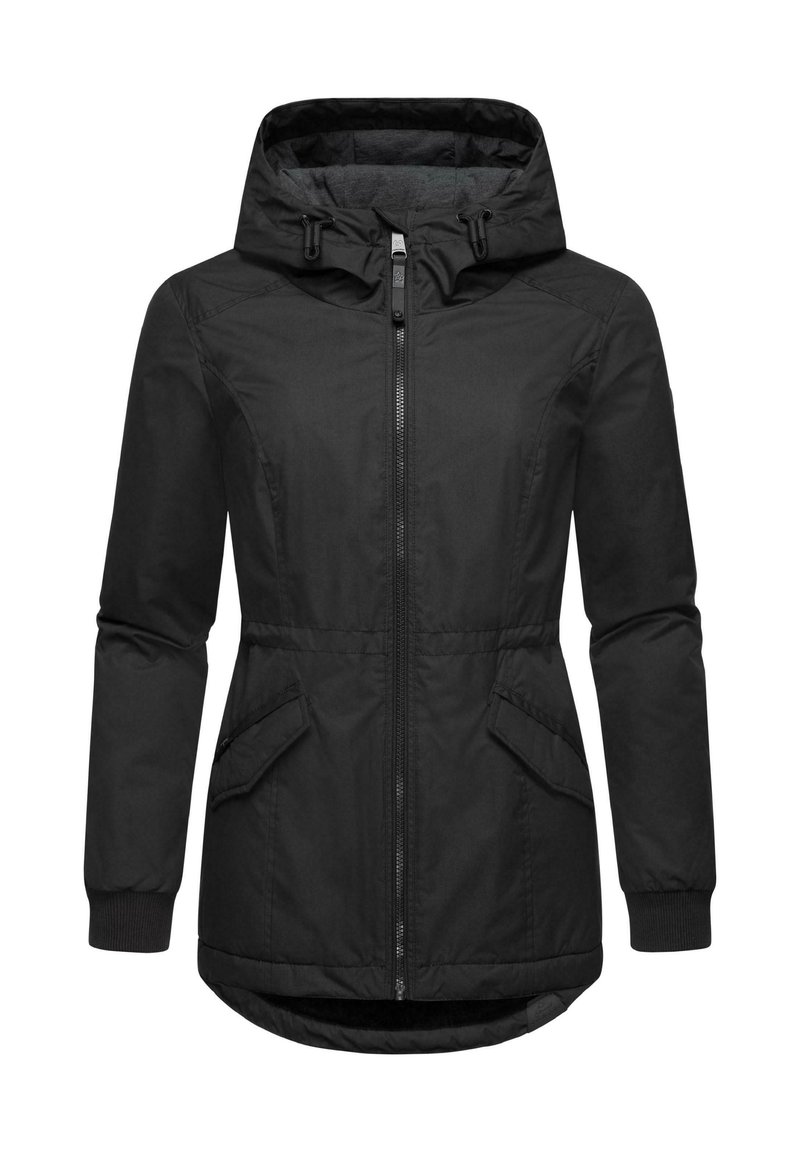 Czarna kurtka zewnętrzna z kapturem, zapinana na zamek, z bocznymi kieszeniami i ściągaczami u mankietów. Posiada gładką teksturę i wydłużony tylny brzeg.