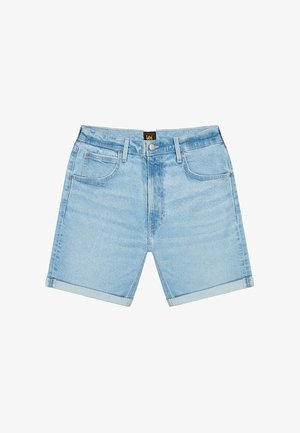 Shorts en denim bleu clair avec ourlets retroussés, poches avant, passants pour ceinture, fermeture par bouton et une petite étiquette de la marque Lee sur la ceinture.