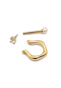 Set di gioielli in tonalità oro composto da un orecchino a cerchio ondulato, un accento in perla e un orecchino a perno con strass trasparente. Superfici lisce e lucidate.