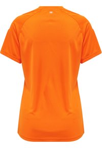 Orange idrottströja med korta ärmar, rund halsringning och slät textur. Har minimal sömnad och en liten logotyp vid nacken.