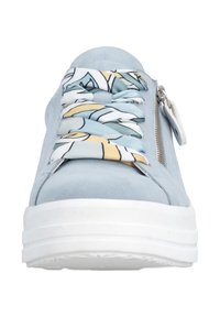 Baskets bleu clair avec lacets en tissu à motifs, semelle épaisse blanche et fermeture éclair latérale argentée, vues de face.