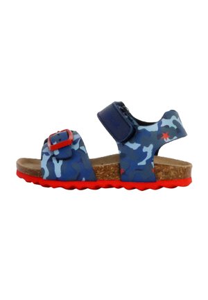 Sandalino per bambino con cinturini blu mimetici, fibbia rossa, stelle, plantare in sughero e suola texturizzata di un luminoso rosso, mostrato di lato.