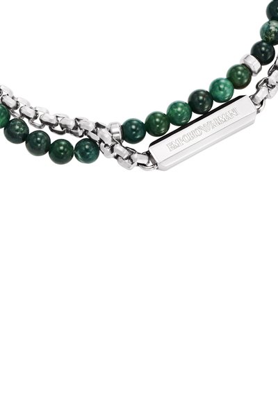 Bracelet composé de perles en pierre verte et de maillons de chaîne argentés, avec une plaque rectangulaire en argent gravée "Emporio Armani".