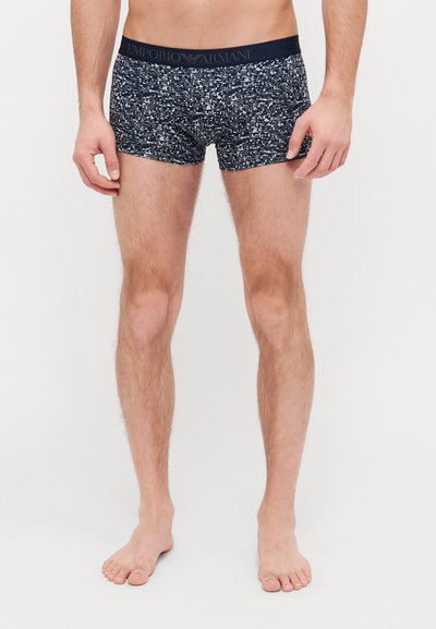 Boxer-culottes Emporio Armani bleu marine avec un motif moucheté, une ceinture élastique et une coupe ajustée. Tissu doux et design minimal.