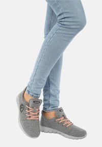 Baskets en feutre gris avec lacets roses, bout arrondi et tige texturée. Semelle en caoutchouc blanc avec rainures flexibles pour plus de souplesse.