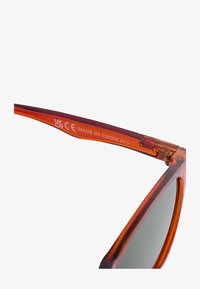 Selezionato, bright red