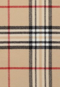 Beżowa tkanina z wzorem w kratkę tartan, z czarnymi, białymi i czerwonymi liniami, tworzącymi efekt siatki o różnych szerokościach i miękkiej teksturze.