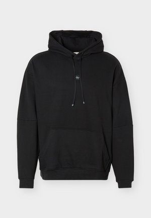 Sweat à capuche noir à manches longues avec poche kangourou à l'avant, capuche réglable avec cordon de serrage, et petit logo centré sur la poitrine.