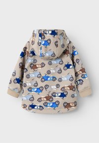 Veste à capuche en tissu beige ornée d'un motif coloré de voitures bleues, marron et grises. Texture douce avec poignets et ourlet côtelés.