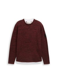 Langharige kastanjebruine en zwarte gestructureerde trui, gedragen over een witte ronde hals T-shirt, afgebeeld op een witte achtergrond.