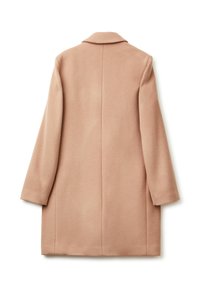 Dlouhý béžový kabát s jemnou texturou, přizpůsobeným střihem, výstřihem do V, spuštěnými rameny a rovnými zády. Minimalistický styl bez zdobení.