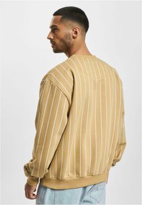 Karl Kani SMALL SIGNATURE PINSTRIPE CREW - Felpa - sand white