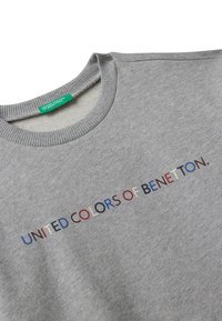 Felpa grigia in misto cotone, con colletto a coste e ricamo della scritta "UNITED COLORS OF BENETTON" in lettere multicolori.