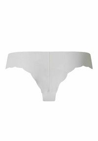 Vit tanga-underkläder med vågig midjebandsdesign, tillverkade av mjukt material, med en slät textur och minimala sömmar för komfort.