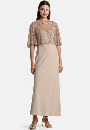 Vestido de noche beige con una silueta estructurada y un capa brillante de lentejuelas. El vestido tiene una textura suave y un diseño hasta el suelo.