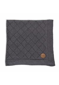 Szary pikowany koc z diamentowym wzorem i teksturowanym brzegiem, z okrągłym brązowym logo w dolnym rogu.