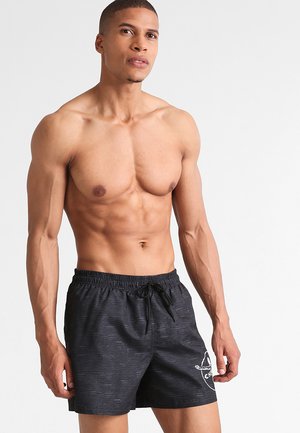 Schwarze Badeshorts mit strukturiertem Muster, elastischem Bund und Kordelzug. Mit einem weißen Logo-Detail am unteren linken Bereich.