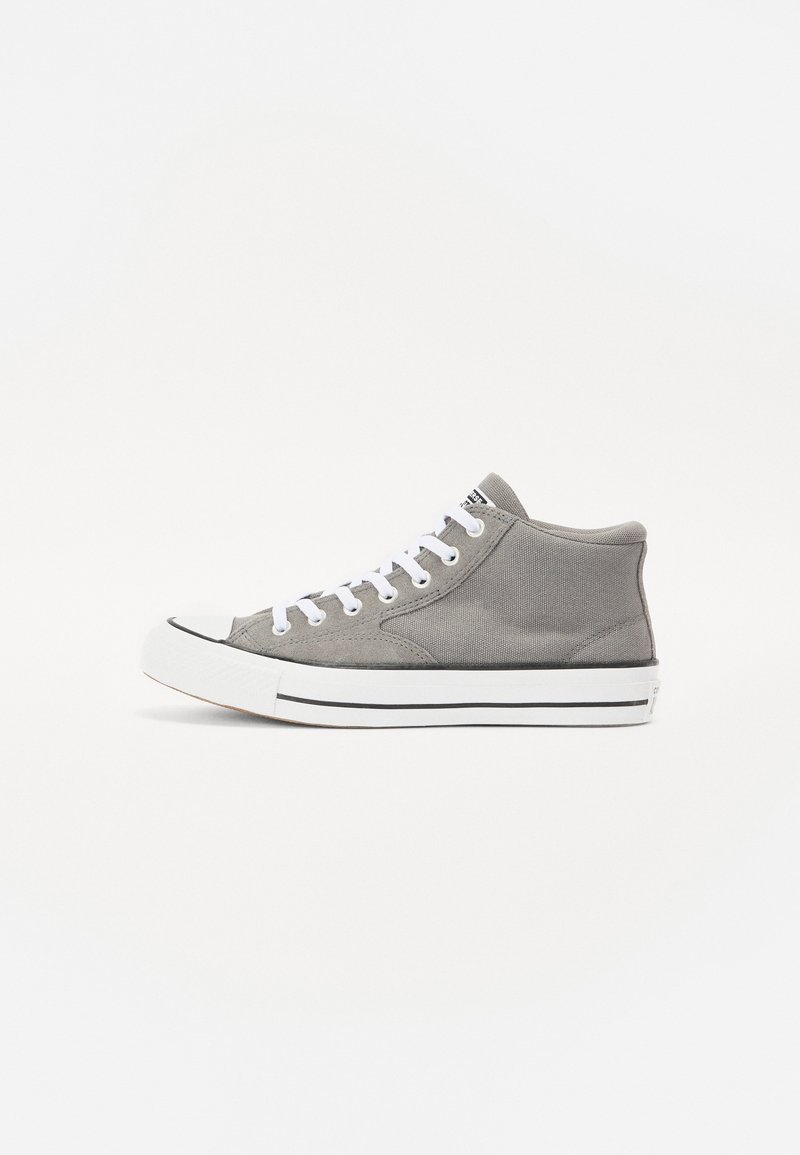 Sneaker alto grigio in tela con lacci bianchi, punta in gomma e suola a strisce nere. Presenta una parte superiore testurizzata e un colletto morbido.
